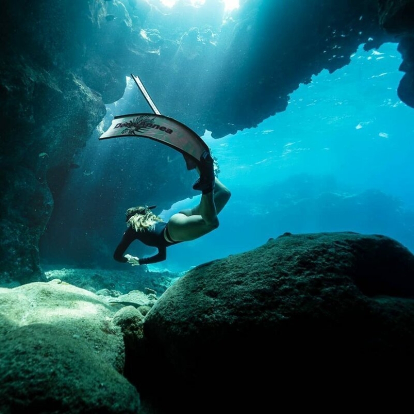 "Big and blue Ocean": a freediver photographer showed an amazing series of underwater shots