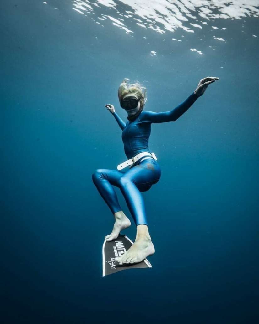 "Big and blue Ocean": a freediver photographer showed an amazing series of underwater shots