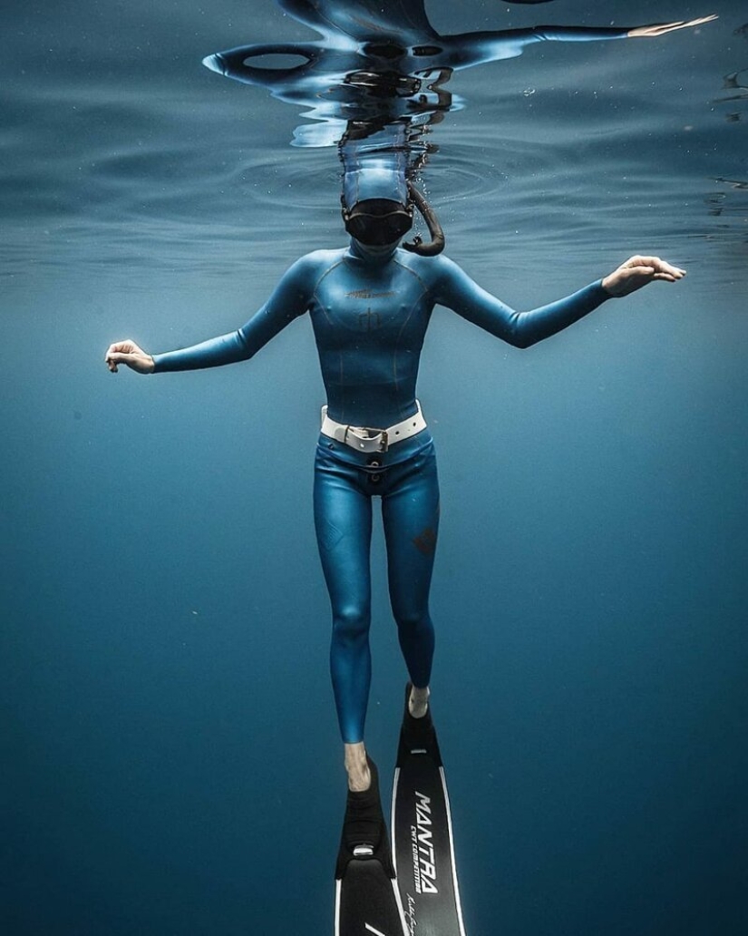 "Big and blue Ocean": a freediver photographer showed an amazing series of underwater shots