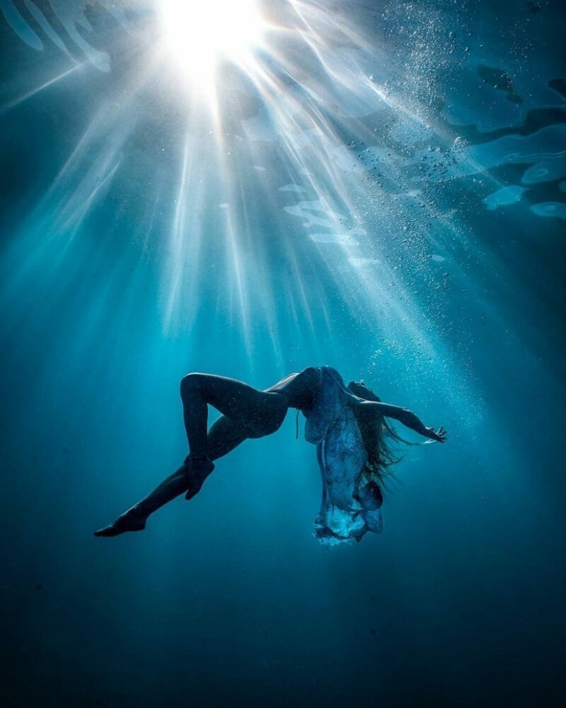 "Big and blue Ocean": a freediver photographer showed an amazing series of underwater shots