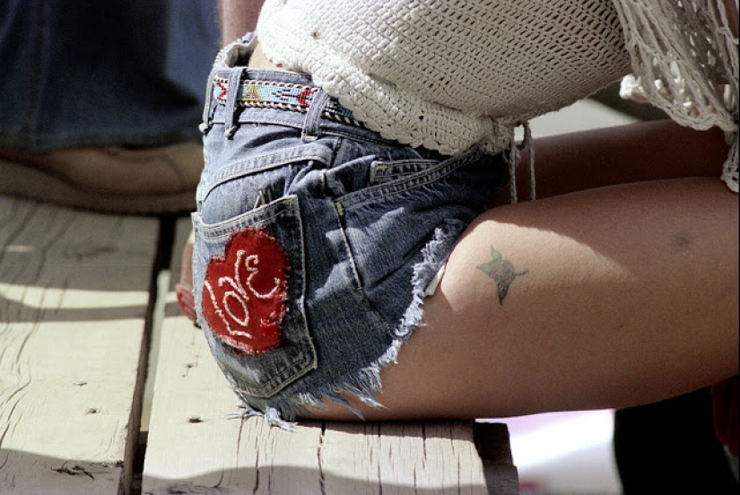 Blue denim shorts are a favorite trend of American girls of the 70s