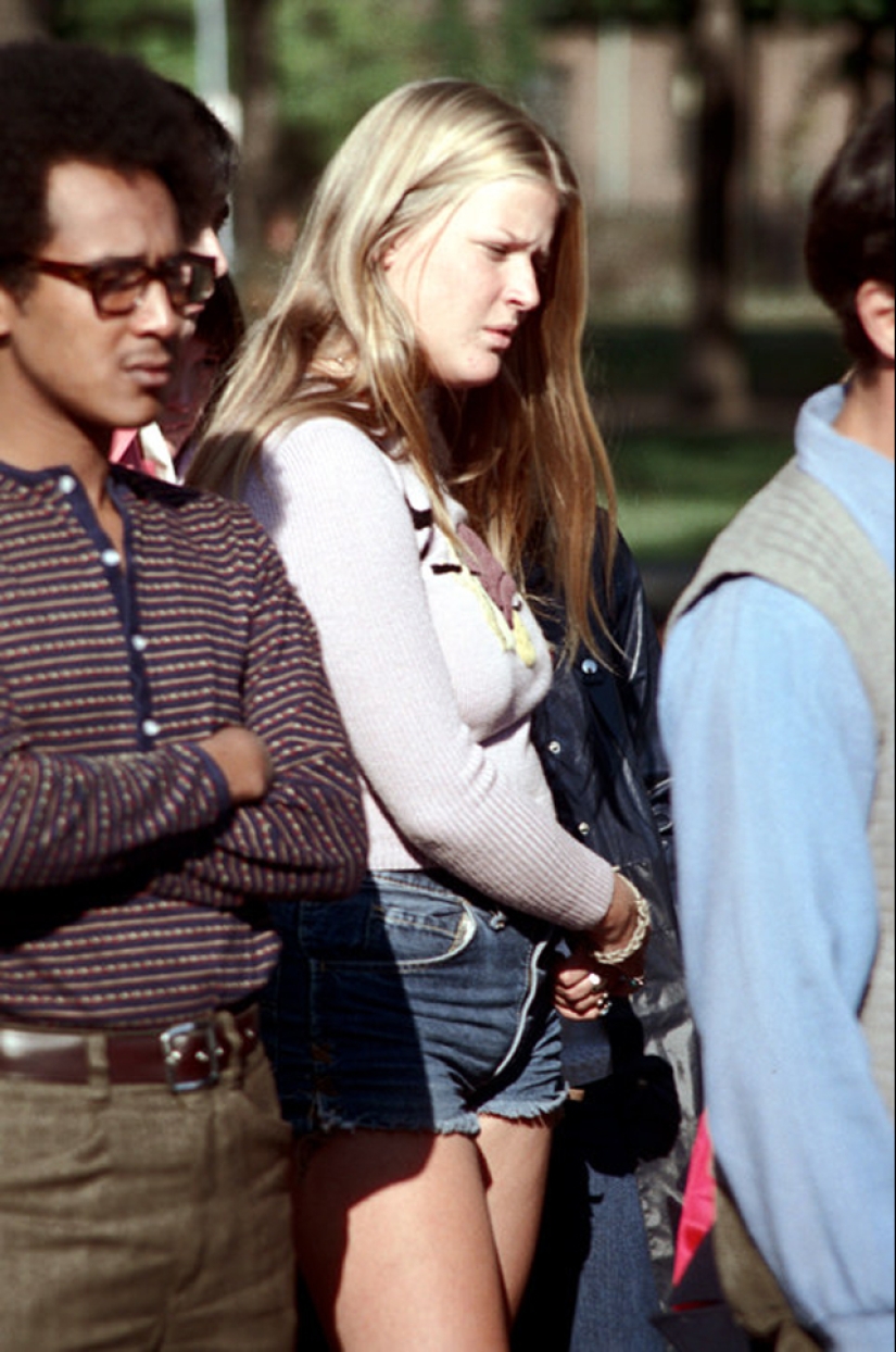 Blue denim shorts are a favorite trend of American girls of the 70s