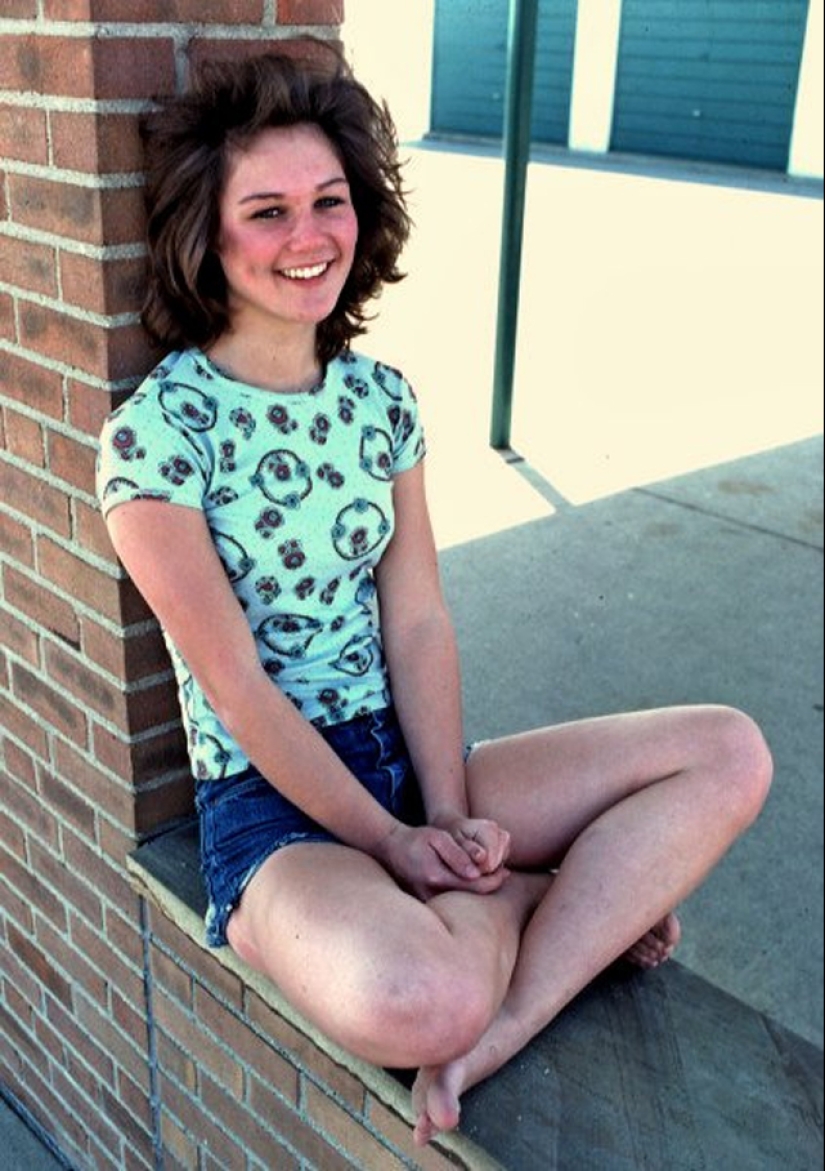 Blue denim shorts are a favorite trend of American girls of the 70s