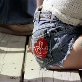 Blue denim shorts are a favorite trend of American girls of the 70s