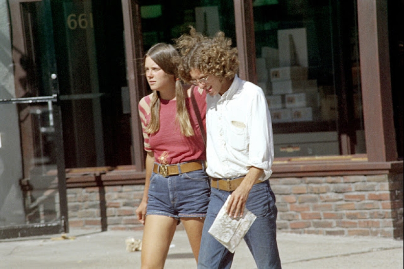 Blue denim shorts are a favorite trend of American girls of the 70s