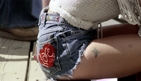 Blue denim shorts are a favorite trend of American girls of the 70s