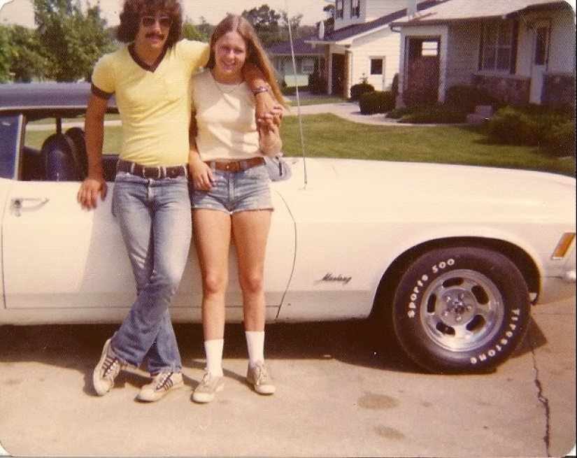 Blue denim shorts are a favorite trend of American girls of the 70s