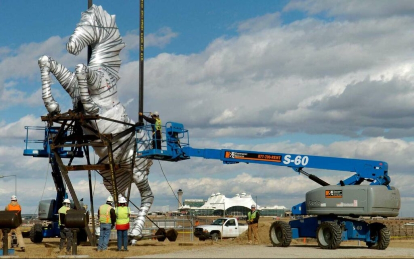 "Bluecifer" — la historia de una escultura espeluznante que mató a su creador