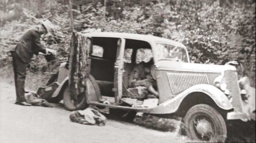 Bonnie and Clyde: The Story of the Barrow Gang