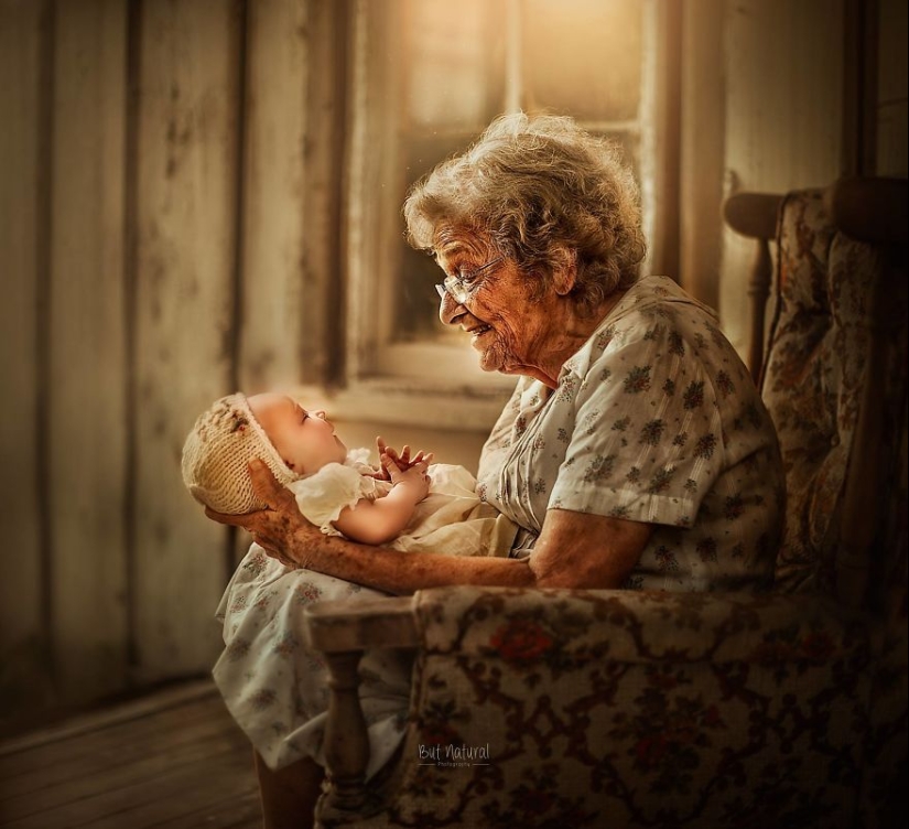 Both old and young: a touching photo project about the connection of the older generation with grandchildren