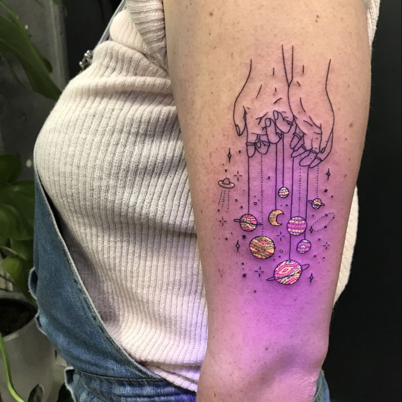 “Brilla, arde, mi estrella”: tatuajes que cambian bajo la luz ultravioleta