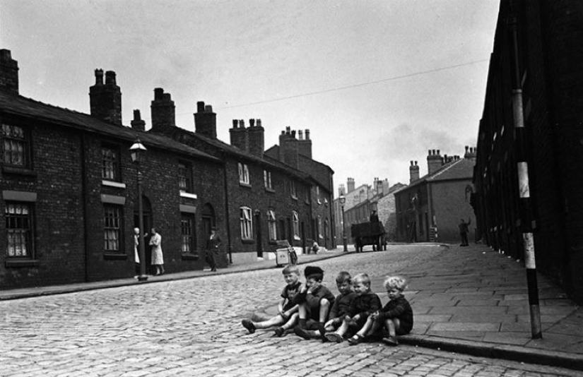 Brilliant photography by photojournalism pioneer Kurt Hutton