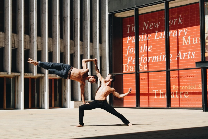 Cameras and Dancers project: gravity does not interfere with a good dancer