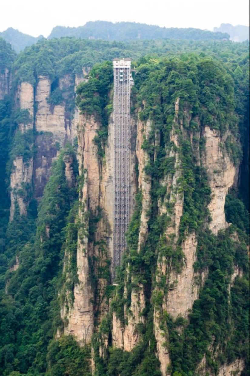 Camino hacia el cielo: el más alto del mundo al aire libre, Ascensor lleva a los pasajeros a 326 metros sobre el suelo