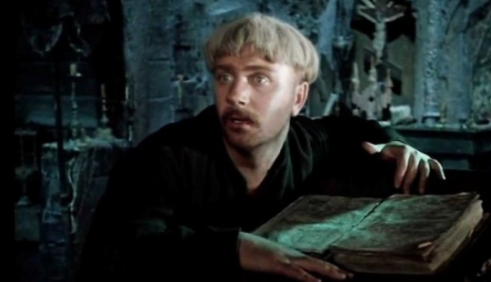 Can a person instantly turn gray from fear