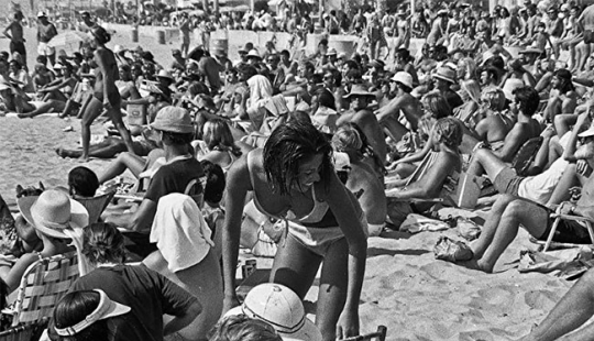 Cansado del sol: un caluroso día de verano de 1970 en la famosa Playa de la Misión