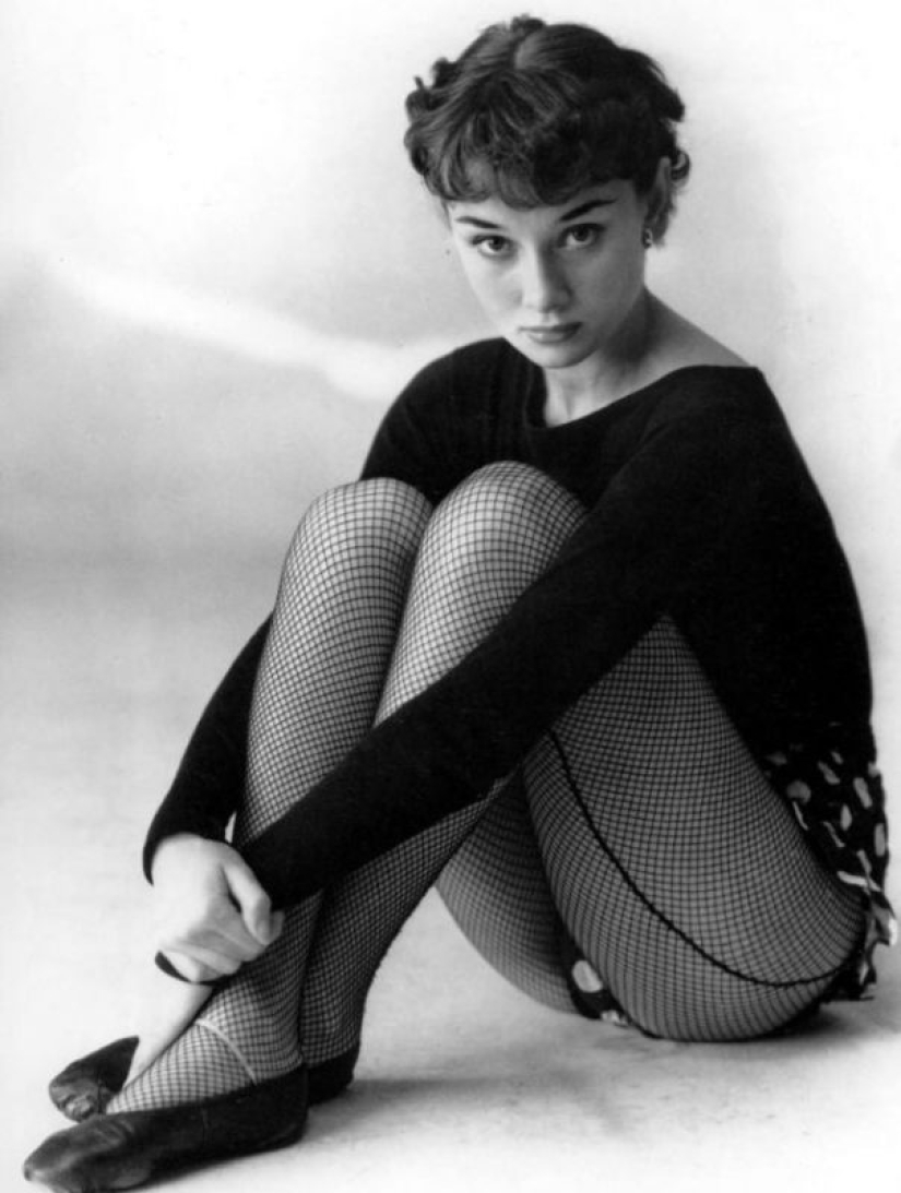 Captivating mesh: fashionable stockings at the famous beauties of the 50s and 60s years