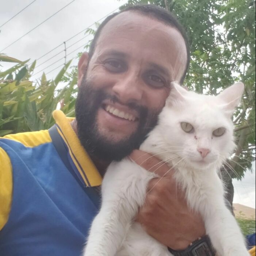 Cartero respetuoso con los animales: 15 selfies que este hombre se tomó con cada animal en su ruta de correo