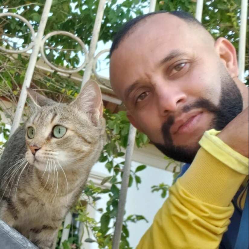 Cartero respetuoso con los animales: 15 selfies que este hombre se tomó con cada animal en su ruta de correo