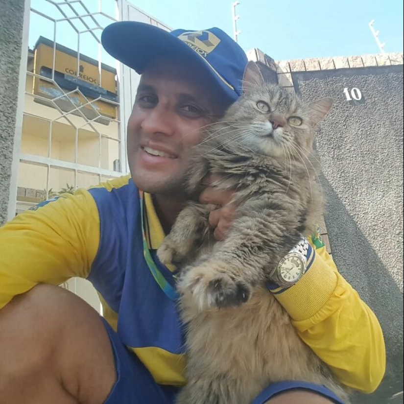 Cartero respetuoso con los animales: 15 selfies que este hombre se tomó con cada animal en su ruta de correo