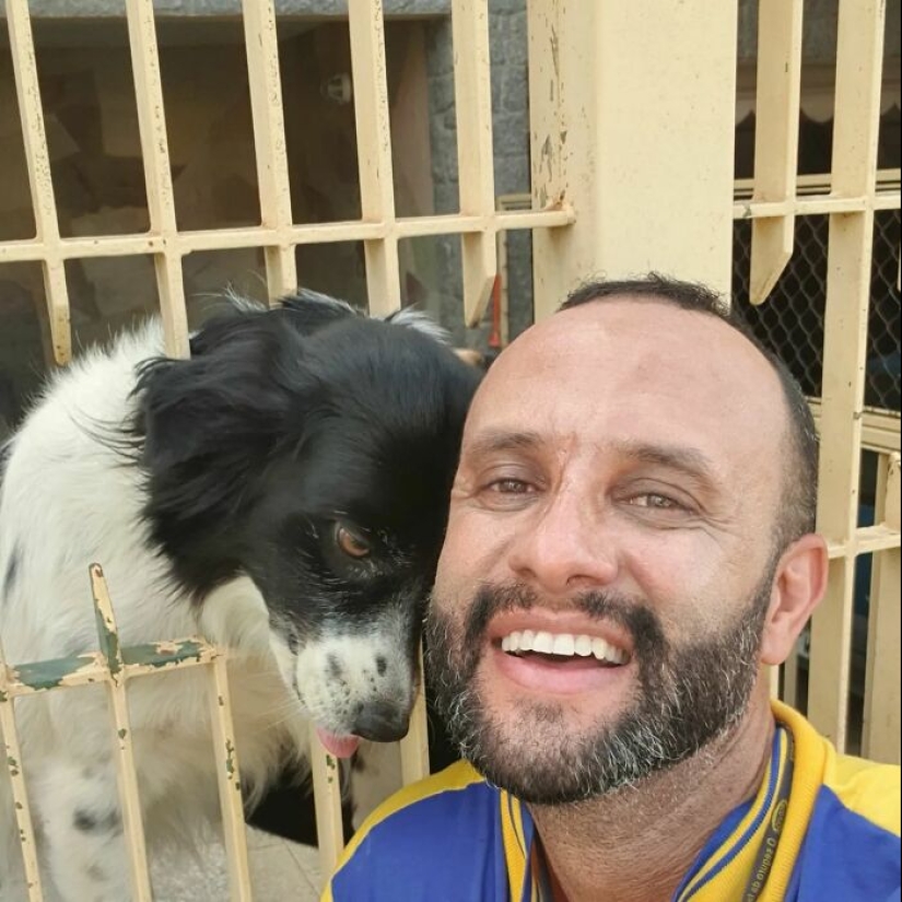 Cartero respetuoso con los animales: 15 selfies que este hombre se tomó con cada animal en su ruta de correo