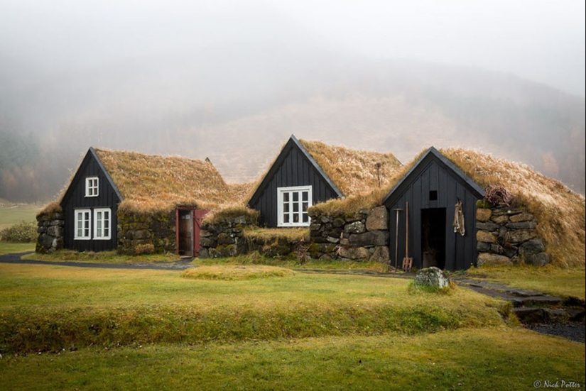 Casas escandinavas con un techo cubierto, en el que desea instalarse inmediatamente