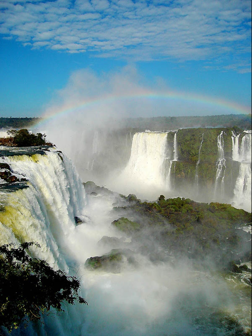 Cascada de Iguazú-agua grande en la frontera de dos países