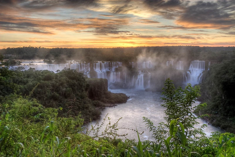 Cascada de Iguazú-agua grande en la frontera de dos países