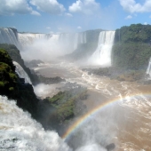 Cascada de Iguazú-agua grande en la frontera de dos países