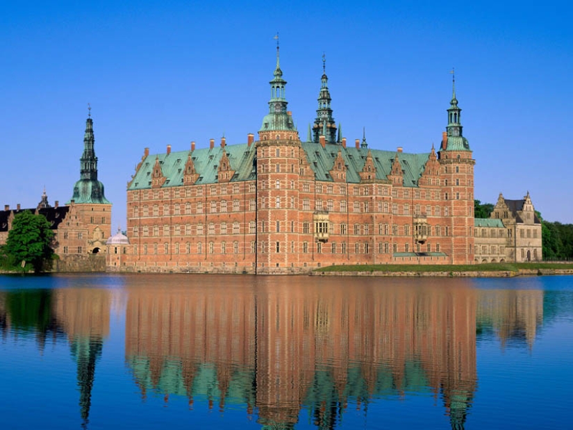 Castles on the water or 20 most beautiful castle moats in the world