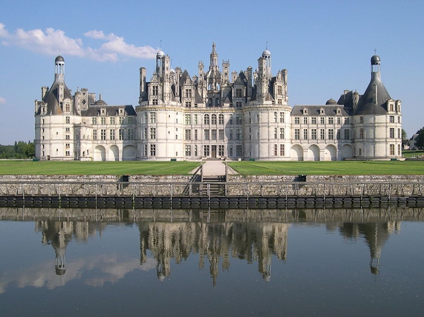 Castles on the water or 20 most beautiful castle moats in the world