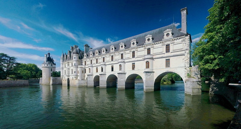 Castles on the water or 20 most beautiful castle moats in the world