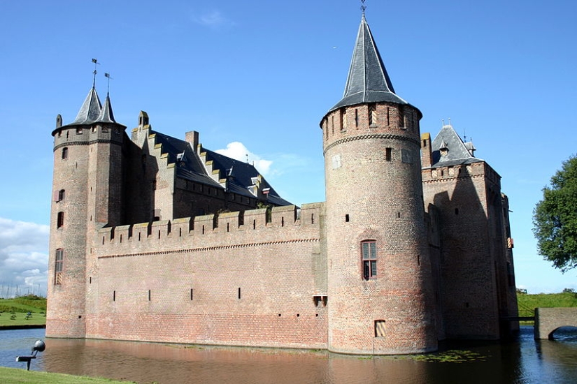 Castles on the water or 20 most beautiful castle moats in the world