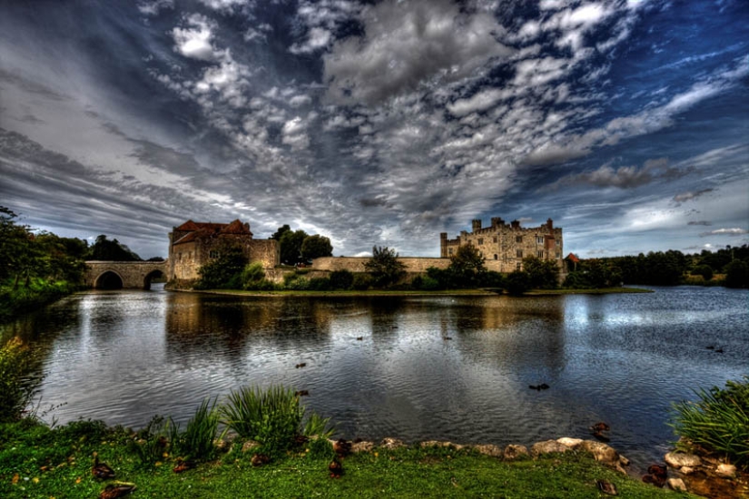 Castles on the water or 20 most beautiful castle moats in the world