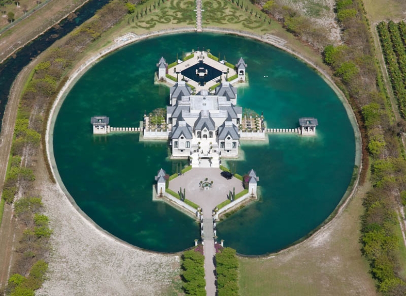 Castles on the water or 20 most beautiful castle moats in the world