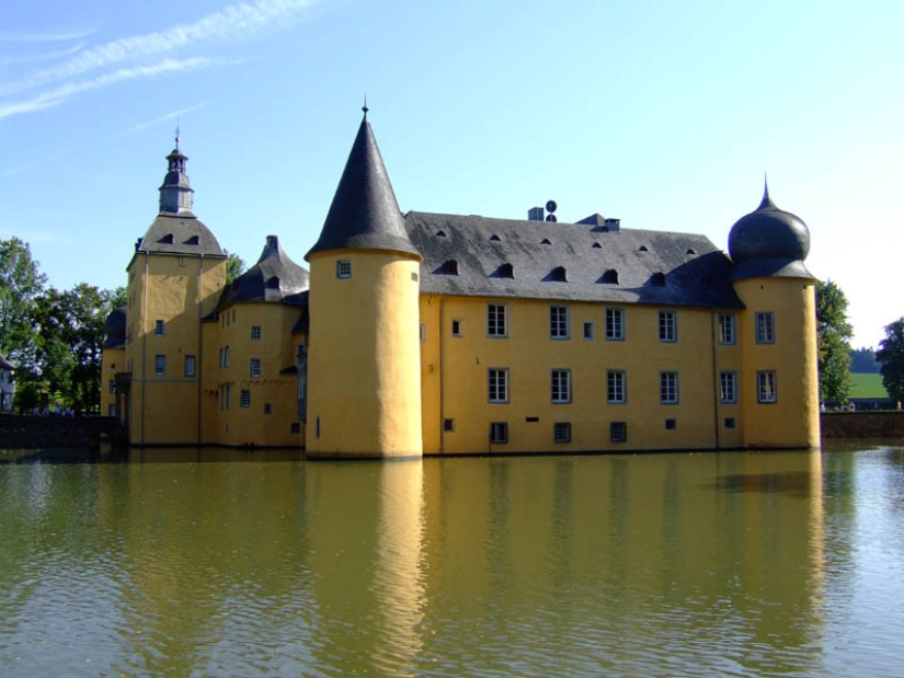 Castles on the water or 20 most beautiful castle moats in the world