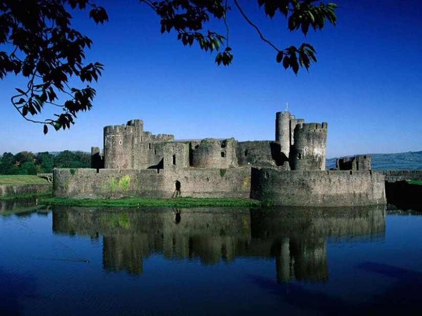 Castles on the water or 20 most beautiful castle moats in the world