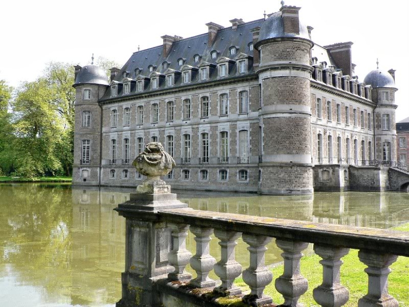 Castles on the water or 20 most beautiful castle moats in the world