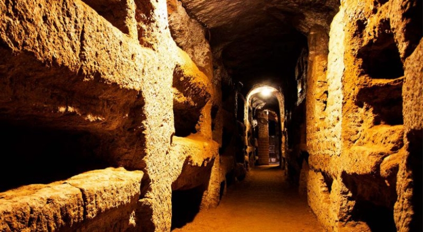 "Catacomb saints" with via Salaria: brisk business on precious remains