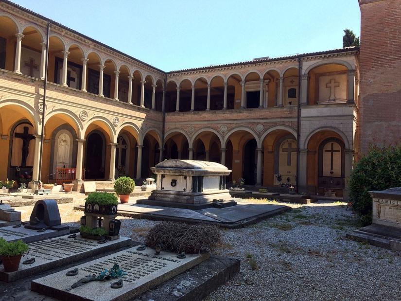 Cementerio Monumental de Certosa en Bolonia