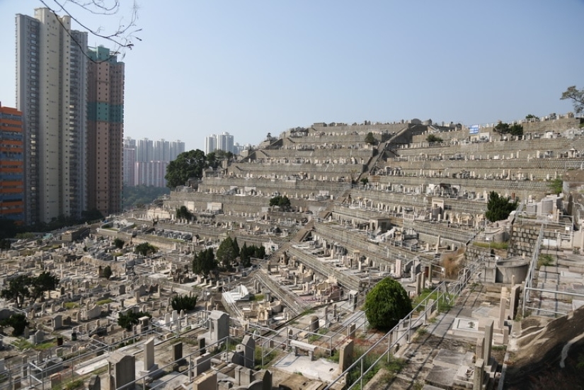 Cementerio vertical en Hong Kong: cuando la superpoblación afecta no solo a los vivos