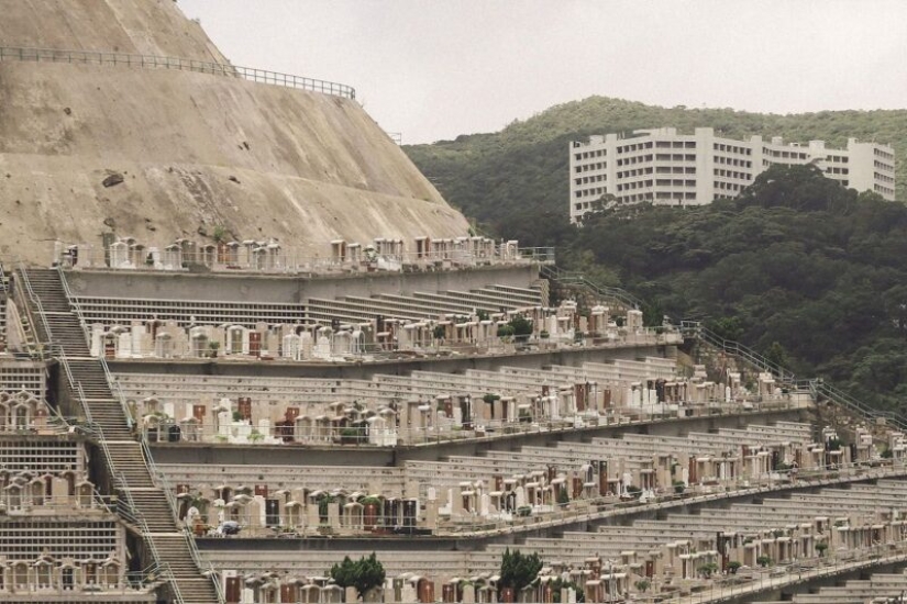 Cementerio vertical en Hong Kong: cuando la superpoblación afecta no solo a los vivos