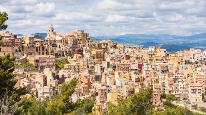 Centuripe is a small Sicilian town with a very unusual shape