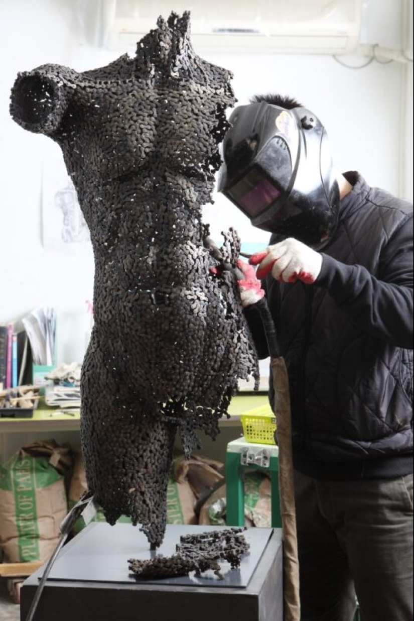 Chained: Korean creates avant-garde sculptures velocity