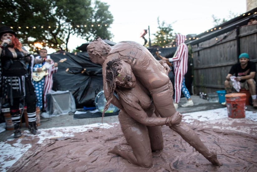 "Changing the soup broken soup": how do women fight in the mud