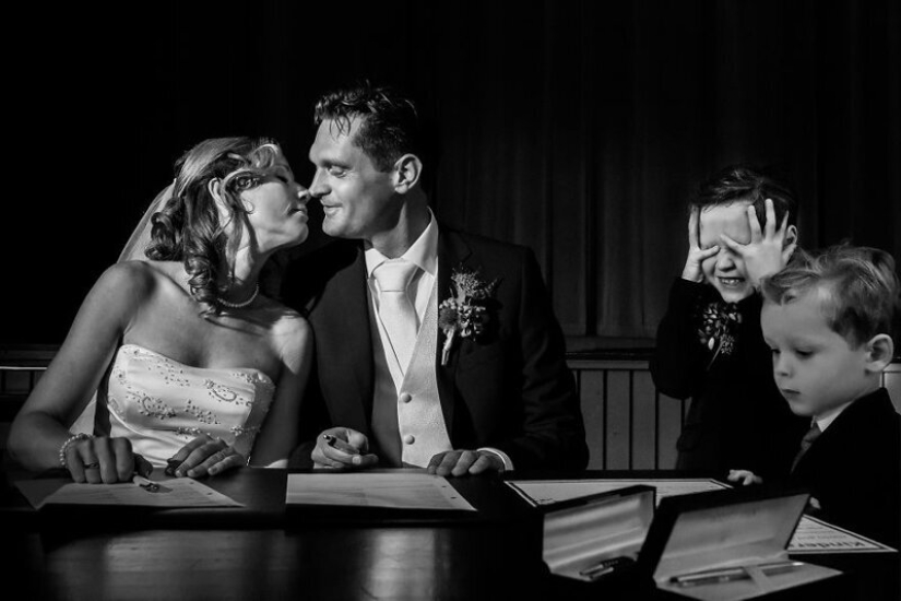 Children at the wedding: 22 funny pictures from the best wedding photographers