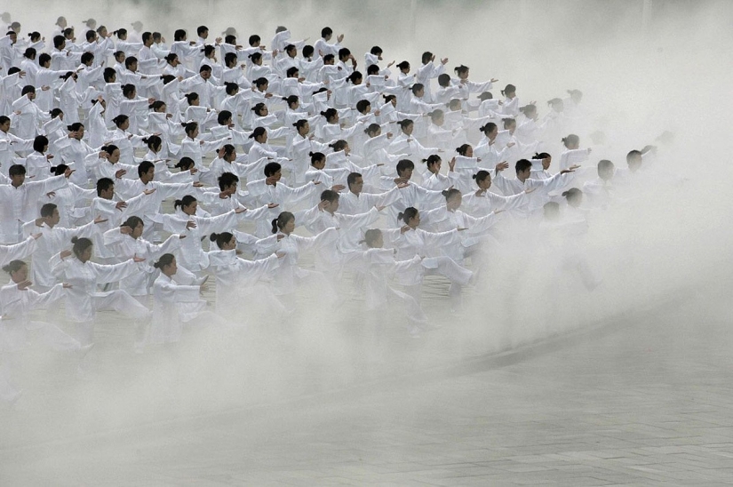 China: the art of the crowd