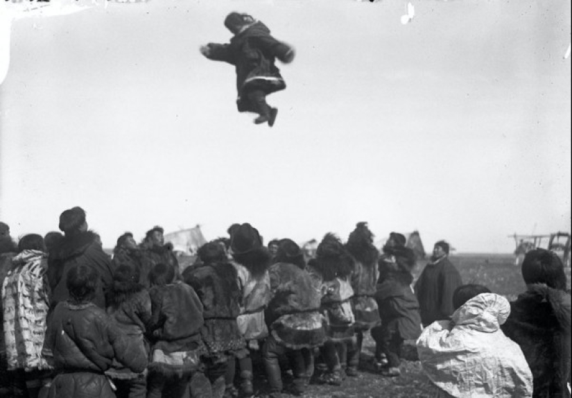 Chukchi and trampoline: why hunters and reindeer herders of the Far North jump on stretched skins