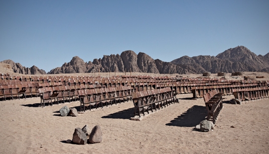 Cine abandonado en medio del desierto del Sinaí