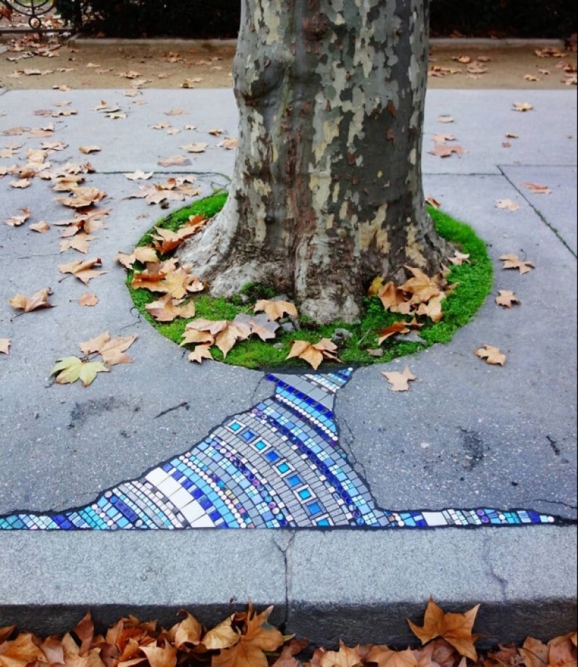 Cirujano vial de Lyon: Artista callejero remienda baches con mosaicos